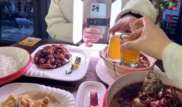 一桌子菜8个人拍网红餐馆的“流水线博主”进退两难